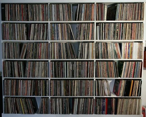Hylle fylt med vinylplater i bibliotekets musikkavdeling